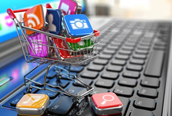 Caddie rempli d’icônes d’applications sur un clavier d’ordinateur.