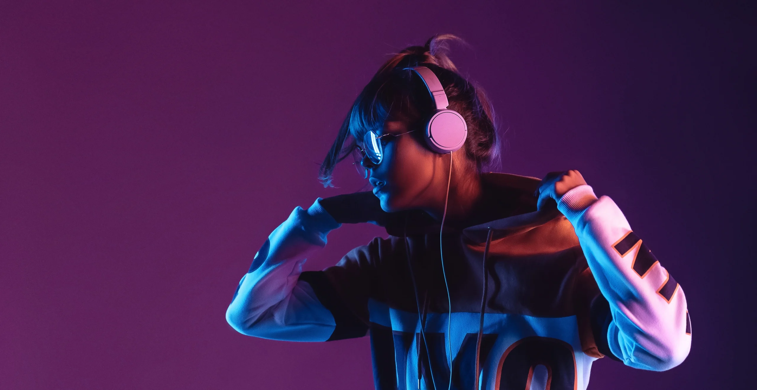 Jeune femme avec casque audio écoutant de la musique.