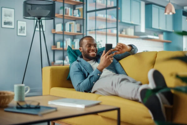 Homme en train de chercher un site via chatgpt